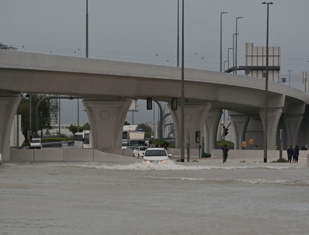 پدیده اقلیمی نادر در امارات/ فرودگاه دبی به دریاچه تبدیل شد