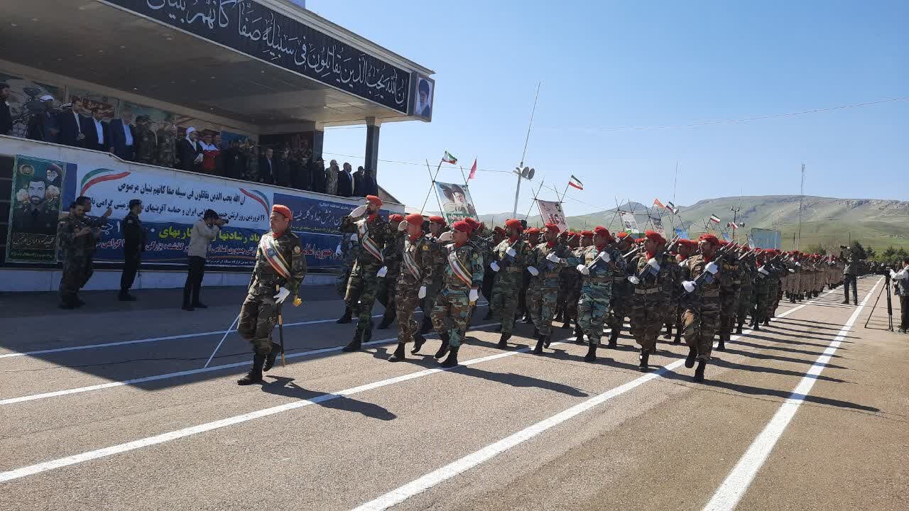رجزخوانی بسیجیان در رژه روز ارتش کرمانشاه