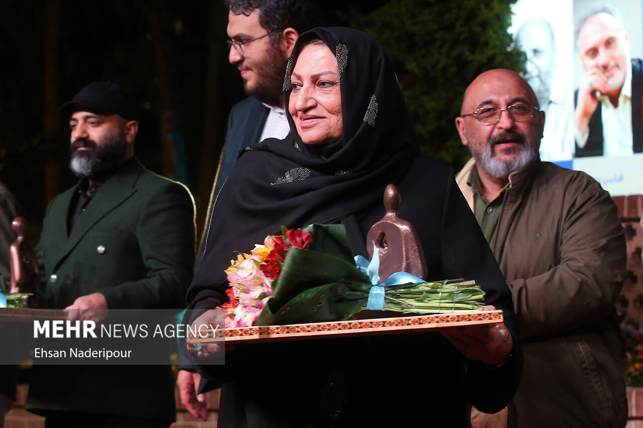 - مسعود نجابتی چهره سال هنر انقلاب شد/ تقدیم جایزه به مردم غزه |
