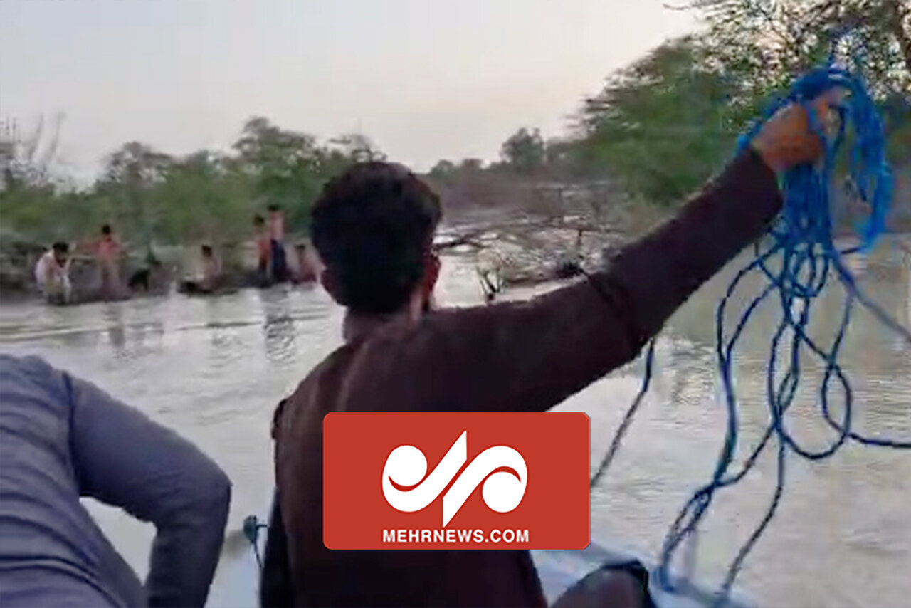 لحظات نفس‌گیر نجات هفت نفر از اهالی روستای تلمیشان گرفتار در آب