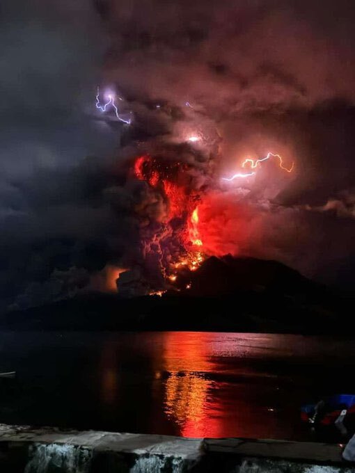 فوران آتش‌فشان در اندونزی/ ۱۱ هزار نفر باید تخلیه شوند