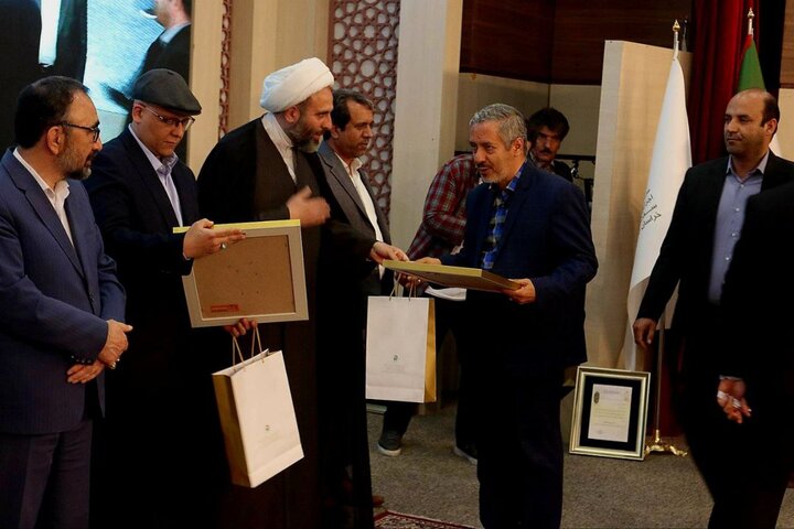 تقدیر از تصویربردار خبرگزاری مهر در مراسم شکرانه خدمت زائران تقدیر از تصویربردار خبرگزاری مهر در مراسم شکرانه خدمت زائران