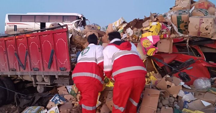 ۱۵ مصدوم در تصادف اتوبوس و کامیون در محور انار به مهریز