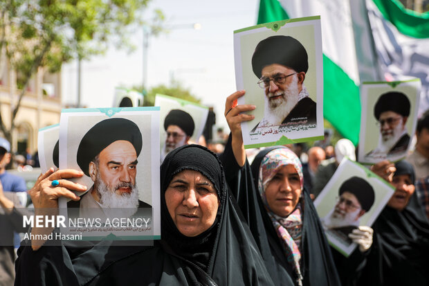 راهپیمایی مردم مشهد در حمایت از عملیات «وعده صادق»