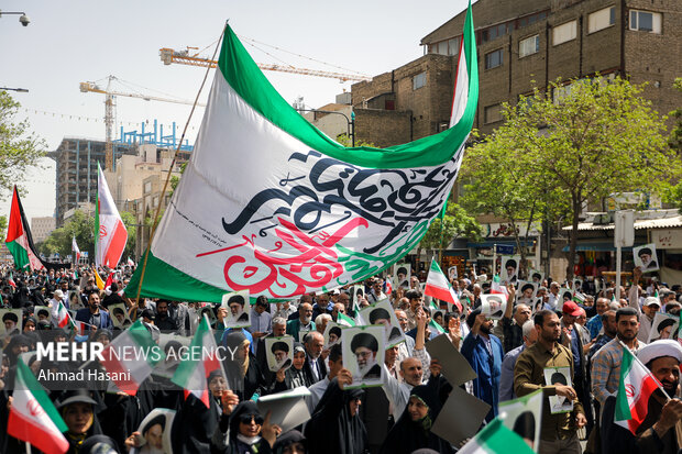 مشہد کے عوام کا آپریشن"وعدہ صادق" کی حمایت میں زبردست مارچ
