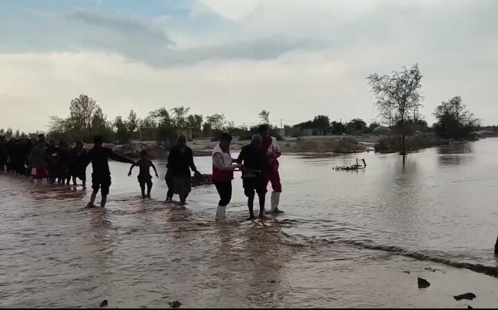 یاری امدادگران هلال احمربه مردم روستای سعید آباد رودبارجنوب یاری امدادگران هلال احمربه مردم روستای سعید آباد رودبارجنوب