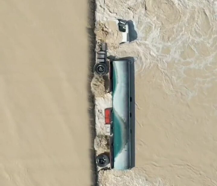 کامیون نفتکش سقوط‌کرده در سیلاب – ارتباط فرهنگی