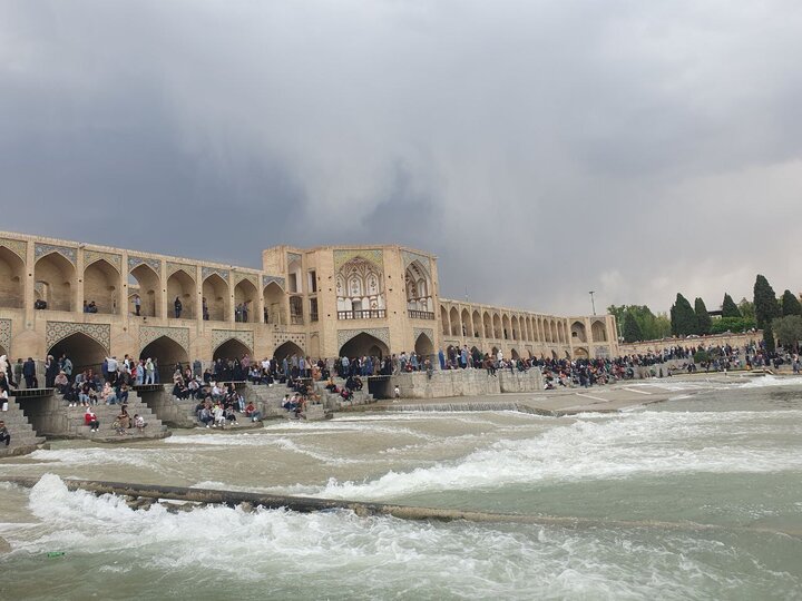 پیک نیک اصفهانی‌ها کنار زاینده رود در روز حادثه!