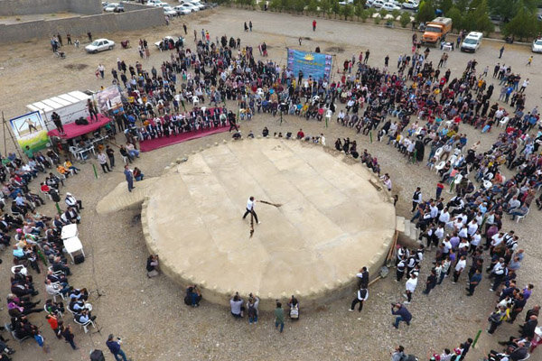 جدال و زور آزمایی قهرمانان و پهلوانان در جشنوار «بیل گردانی»