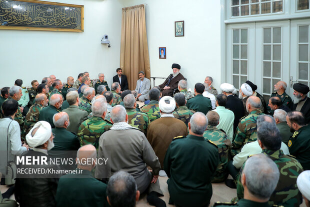 قائد الثورة الإسلامية يستقبل عددا من قادة القوات المسلحة الإيرانية