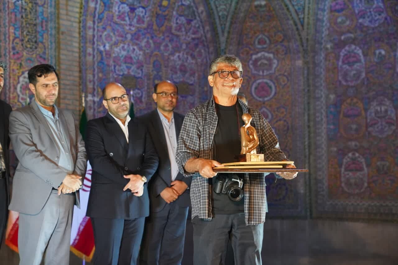 احمدرضا مداح عکاس ایثارگر شیرازی چهره شاخص هنر انقلاب در ۱۴۰۲ شد