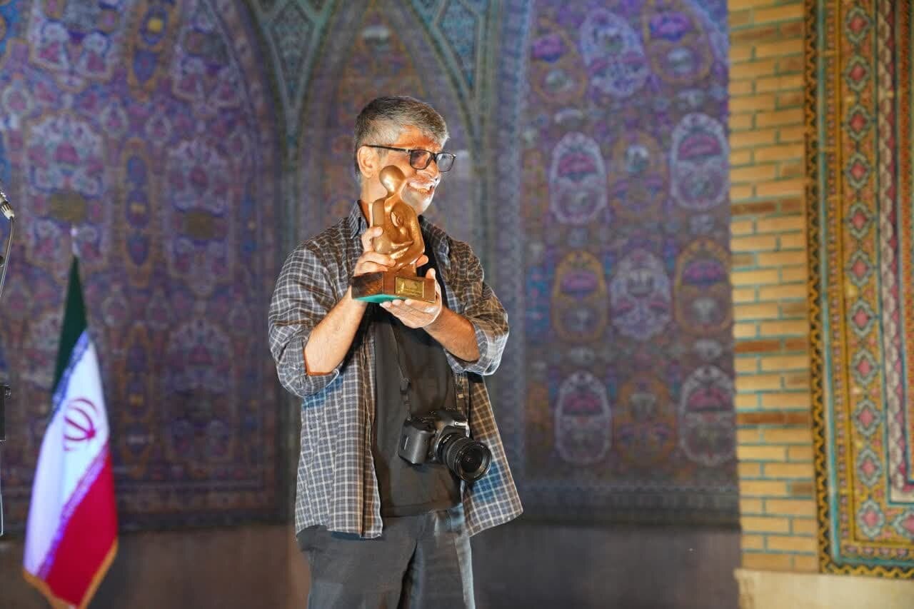 احمدرضا مداح عکاس ایثارگر شیرازی چهره شاخص هنر انقلاب در ۱۴۰۲ شد