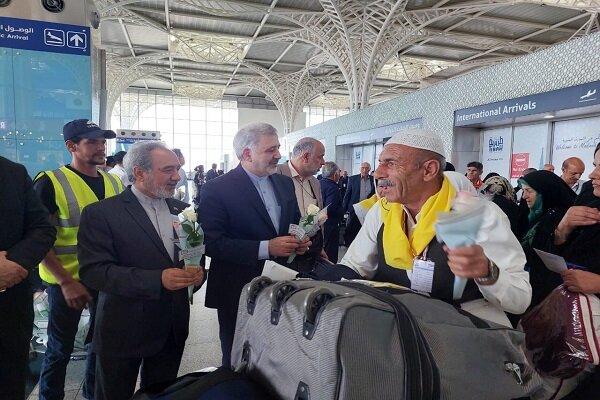 السفير الإيراني يستقبل حجاج العمرة الإيرانيين في المدينة المنورة +صور