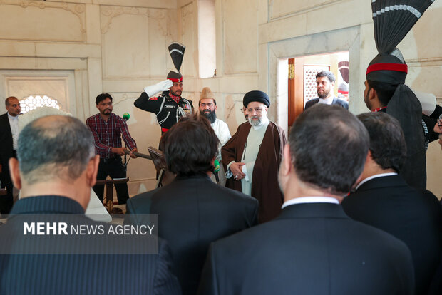 الرئيس الإيراني یزور مرقد "إقبال لاهوري" في باکستان