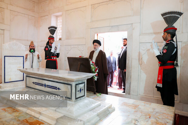  الرئيس الإيراني یزور مرقد "إقبال لاهوري" في باکستان