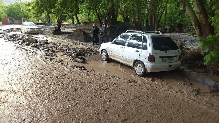 جاری شدن سیل در روستای صالح‌آباد نطنز