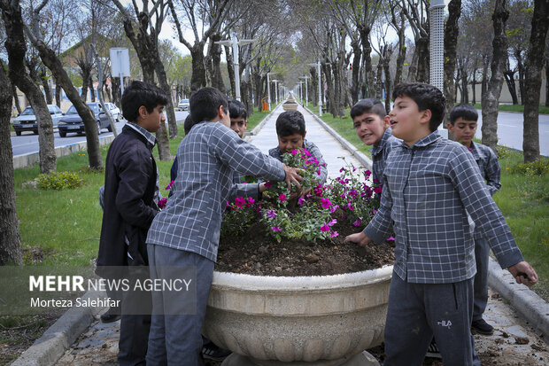 کاشت گل در هفته زمین پاک به دست دانش آموزان هفشجانی