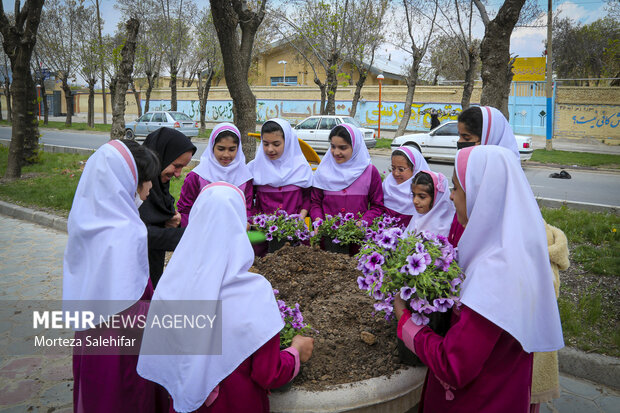 کاشت گل در هفته زمین پاک به دست دانش آموزان هفشجانی