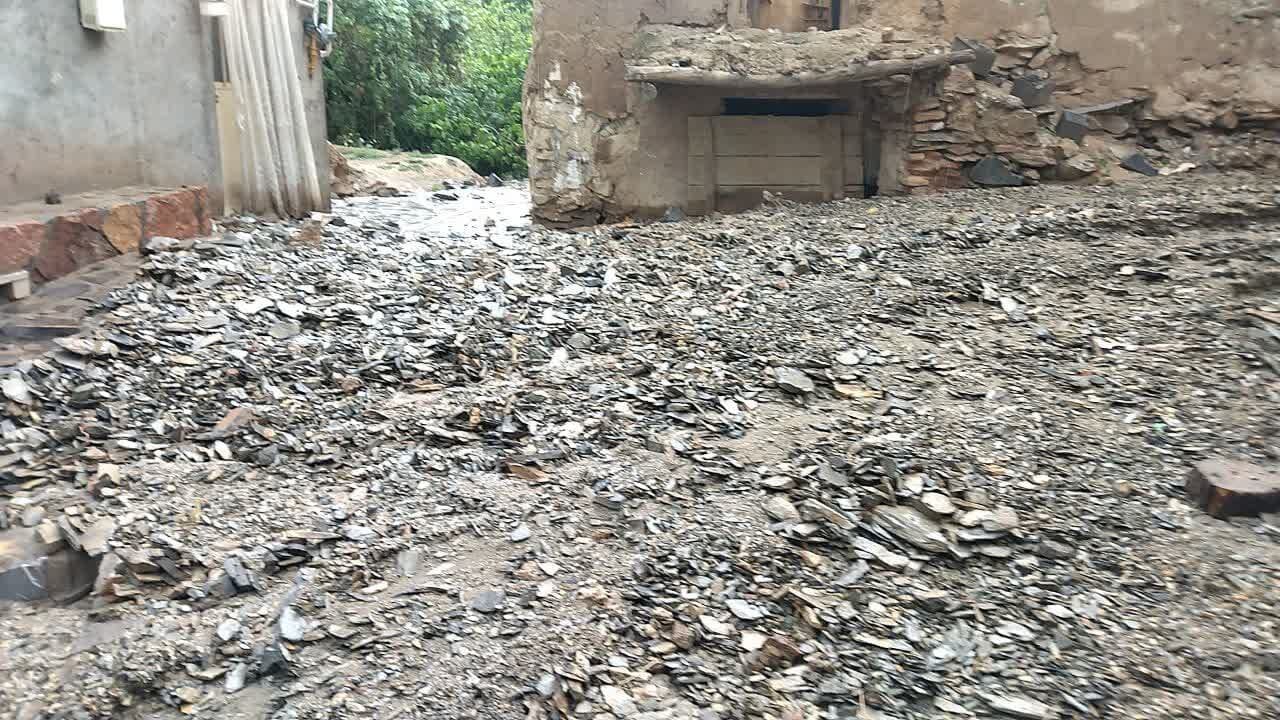خسارت بارش باران درشمال اصفهان/سیلاب در روستای صالحآباد جاری شد
