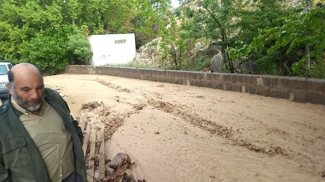 خسارت بارش باران درشمال اصفهان/سیلاب در روستای صالحآباد جاری شد