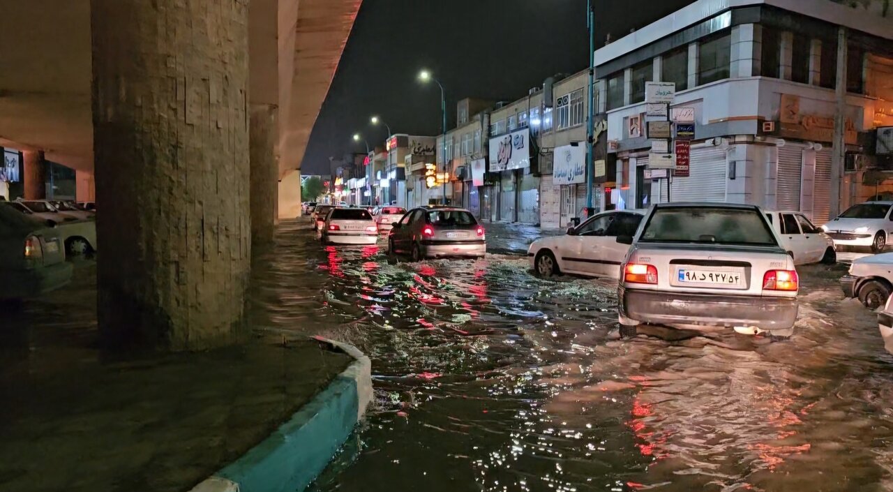 باران سیل آسا شهر یزد را دچار آبگرفتگی کرد