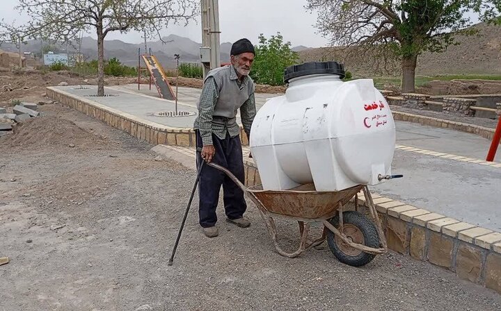 ۲۰ تانکر آب در روستاهای محروم بخش بیارجمند شاهرود توزیع شد