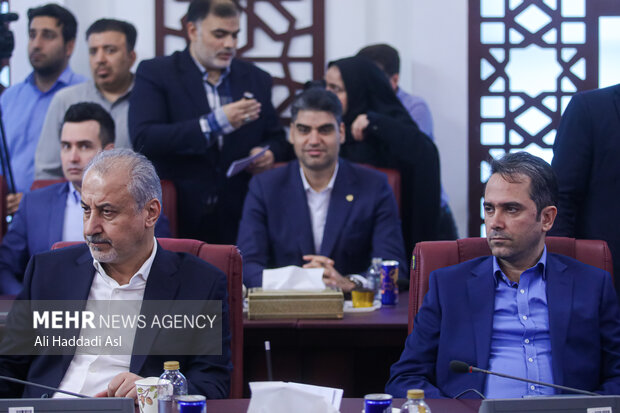 آیین واگذاری مالکیت تیمهای استقلال و پرسپولیس به بخش خصوصی آیین واگذاری مالکیت تیمهای استقلال و پرسپولیس به بخش خصوصی