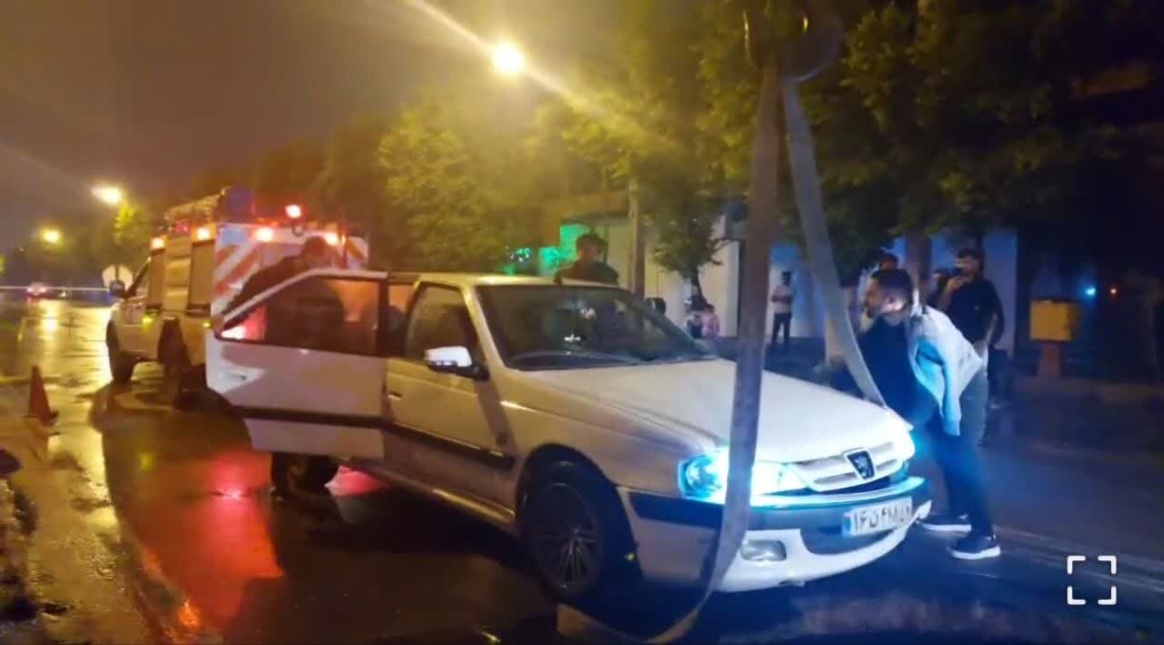 امدادرسانی آتش‌نشانان یزد به خودروهای درگیر در فرونشست زمین