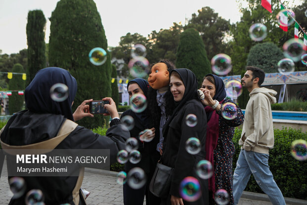 به مناسبت هفته سلامت اداره کل سلامت شهرداری تهران با برپایی بزرگترین نمایشگاه سلامت محور اجتماعی پایتخت در زمینی به وسعت ۵ هزار متر مربع در قالب ۸۰ غرفه به ارائه ی خدمات رایگان به بازدید کنندگان پرداخته است.این نمایشگاه از یکم تا هفتم اردیبهشت در بوستان لاله تهران در حال برگزاری است