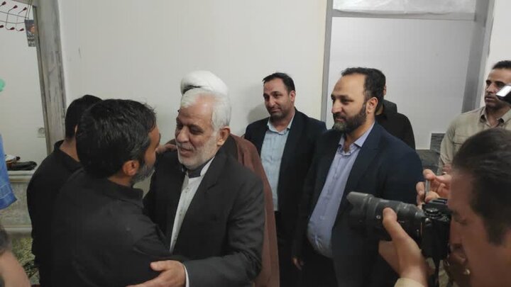 استاندار لرستان با خانواده شهید سید عباس صالحی روزبهانی دیدار کرد