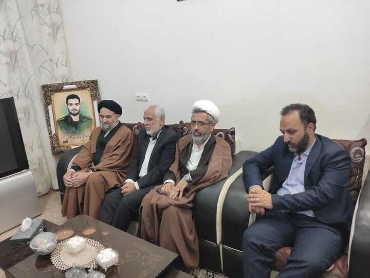 استاندار لرستان با خانواده شهید سید عباس صالحی روزبهانی دیدار کرد