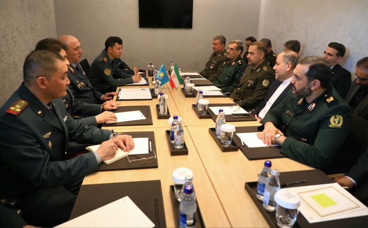 قازقستان کے ساتھ دفاعی تعاون کے لئے تیار ہیں، جنرل آشتیانی کی قازقستانی ہم منصب سے گفتگو