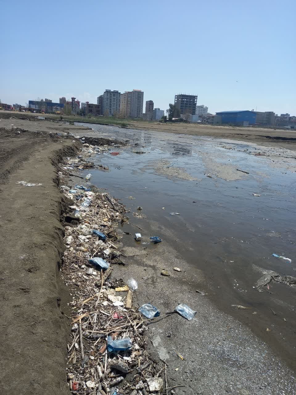 شرنگ شیرابه در کام خزر/ میلیونها مسافر به شوق شنا از راه میرسند