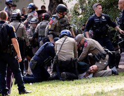 في جامعة فرجينيا كومونولث...الشرطة الأمريكية تفض بالقوة اعتصاما تضامنياً مع غزة