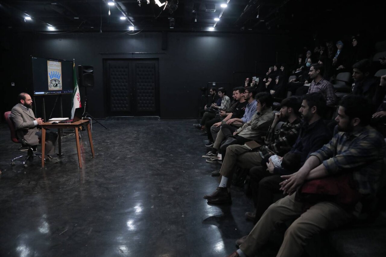 «تاریخ تحلیلی پوستر انقلاب» بر اساس کتاب شهید آوینی بررسی شد