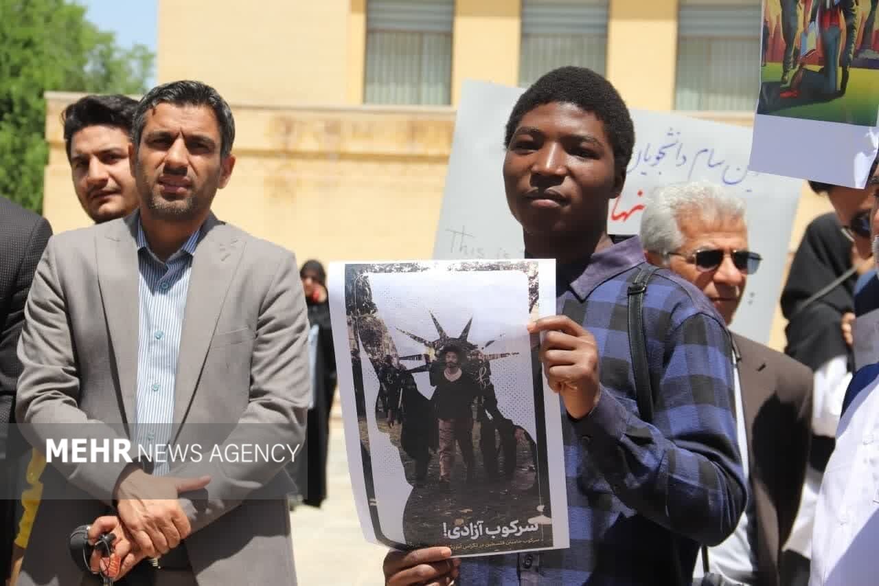 اجتماع دانشگاهیان دانشگاه یزد در حمایت از خیزش دانشجویان جهان