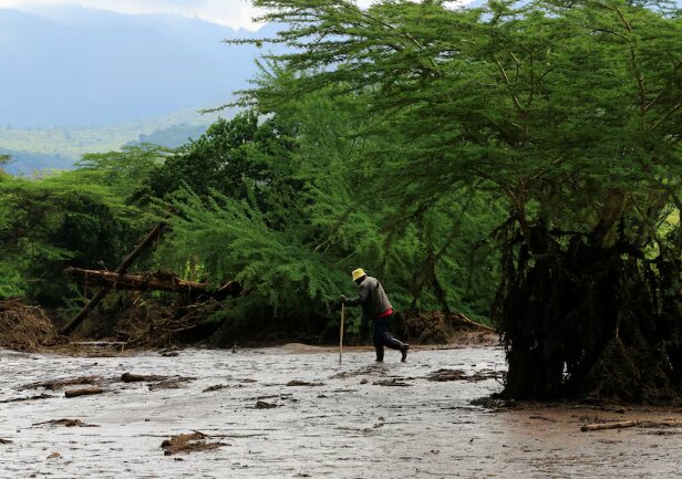 Floods kill at least 42 in central Kenya after dam bursts