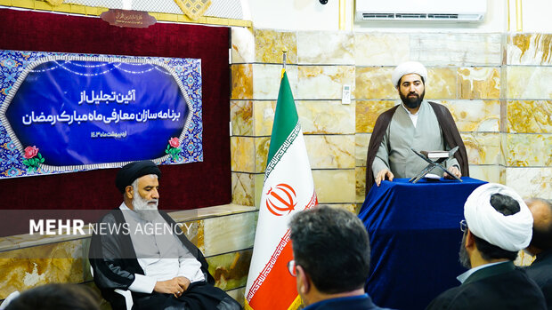 مساجد به عنوان محور همه برنامهها قرار داده شود