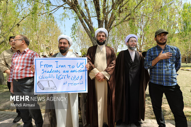 تجمع دانشگاهیان <a href='https://sayeb.ir/tag/%d8%b2%d9%86%d8%ac%d8%a7%d9%86'>زنجان</a> در حمایت از خیزش دانشجویان آمریکایی