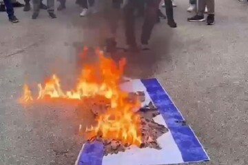 دانشجویان دانشگاه آمریکایی بیروت پرچم اسرائیل را به آتش کشیدند+ فیلم