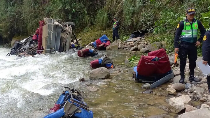 سقوط اتوبوس به رودخانه‌ای در شمال پرو/ ۲۵ نفر جان باختند