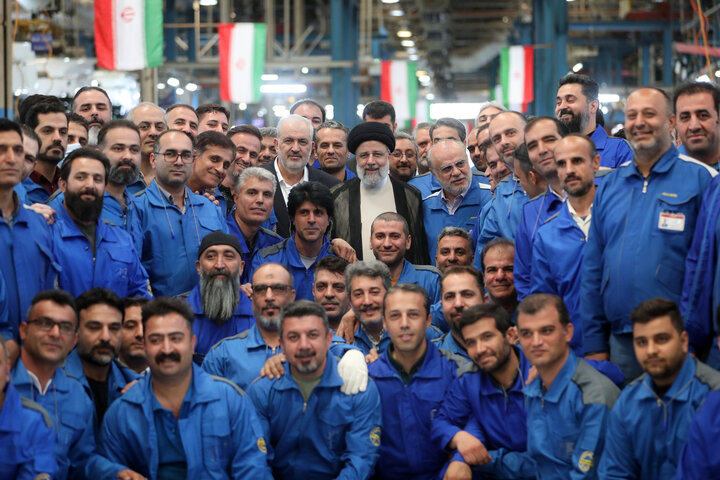 Reisi yerli otomobil üreten İran Khodro Diesel fabrikasını ziyaret etti