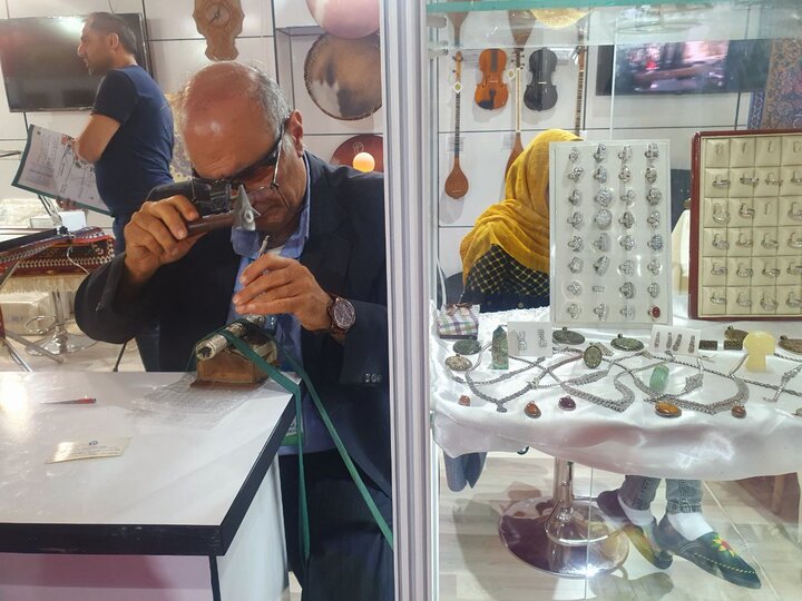 هنرمندان صنایع دستی در اکسپو ۲۰۲۴/ حضور فارس با بستههای گردشگری