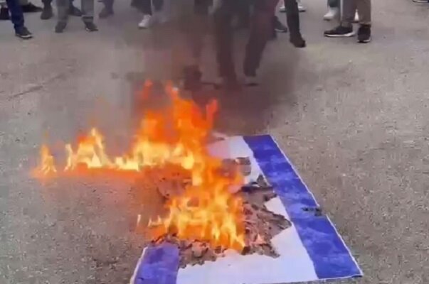 دانشجویان دانشگاه آمریکایی بیروت پرچم اسرائیل را به آتش کشیدند