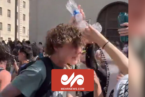 استفاده از گاز اشک آور علیه دانشجویان معترض در دانشگاه آستین