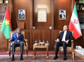 وزير الخارجية الايراني يعرب عن ارتياحه لتقدم العلاقات مع بوركينا فاسو