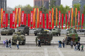 نمایشگاه غنایم جنگ اوکراین در مسکو/ تسلیحات ۱۲ کشور مقهورِ ارتش روسیه+ تصاویر