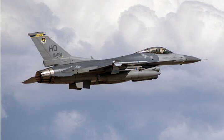سقوط اف-۱۶ حامل مواد شیمیایی سمی در نیومکزیکو/ خلبان نجات یافت