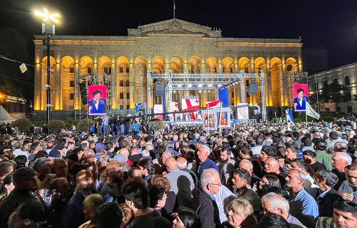 تشدید تنش در تفلیس/ پلیس با اشکآور معترضان را متفرق میکند! تشدید تنش در تفلیس/ پلیس با اشکآور معترضان را متفرق میکند!