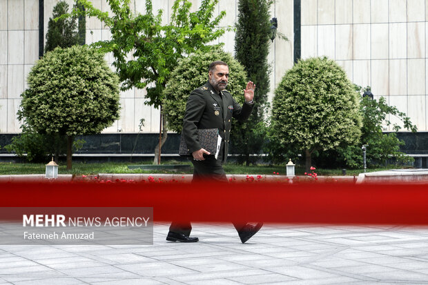 امیر سرتیپ محمدرضا آشتیانی وزیر دفاع در حاشیه جلسه هیات دولت